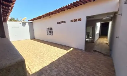 Casa para Venda em Uberlândia, Granada, 3 dormitórios, 1 suíte, 2 banheiros, 2 vagas