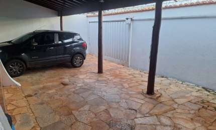 Casa para Venda em Uberlândia, Santa Mônica, 3 dormitórios, 1 suíte, 1 banheiro, 3 vagas