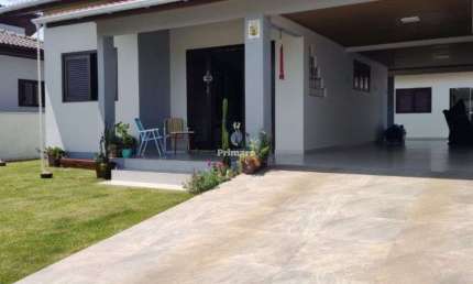 Casa de 2 quartos, 2 vagas de garagem, edícula no balneário rincão