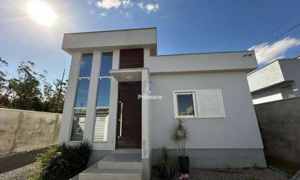 Casa com 2 quartos, pé direito duplo, 1 banheiro, terreno amplo, semimobiliada