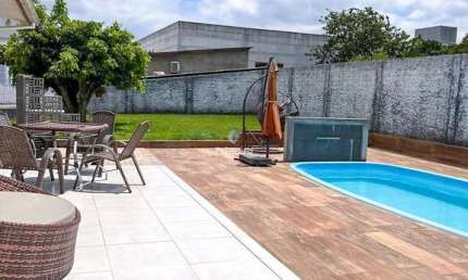 Casa com amplo terreno, 3 quartos, 2 banheiros, piscina