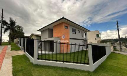 Casa Nova à venda com 3 Suítes, Piscina e Acabamento Moderno no Bairro Floresta