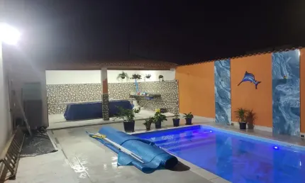 Linda casa com piscina, dois dormitórios (sendo uma suíte) no bairro Indaiá, Bertioga -SP