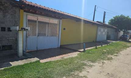 Linda casa com edícula à venda, com 04 dormitórios (sendo 01 suíte),  vagas para 08 veículos, no bairro Indaiá, Bertioga SP.