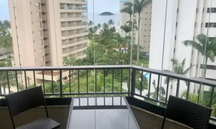 Apartamento  pé na área com dois dormitórios (sendo uma suíte), 02 vagas com vista para o mar. Riviera de São Lourenço/SP
