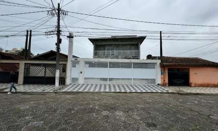 Lindo sobrado em condomínio à venda com 3 dormitórios, 2 bairros, 1 vaga, aproximadamente 450 metros da praia, Aviação, Praia Grande/SP.