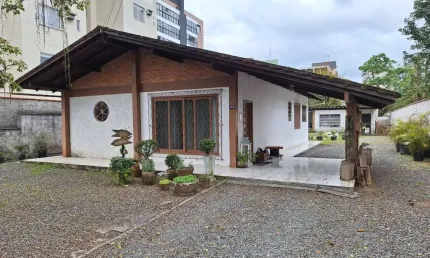 Casa com 3 quartos à venda no Glória, Joinville  por R$ 700.000