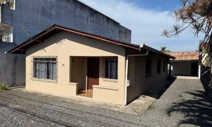 Casa com 4 quartos para alugar no Itaum, Joinville  por R$ 2.400