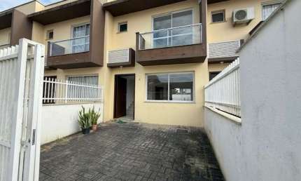 Casa com 2 quartos para alugar no Floresta, Joinville  por R$ 2.100