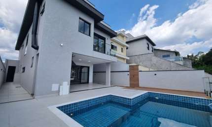 Residência em condomínio fechado de 3 suítes com closet e piscina no New Ville