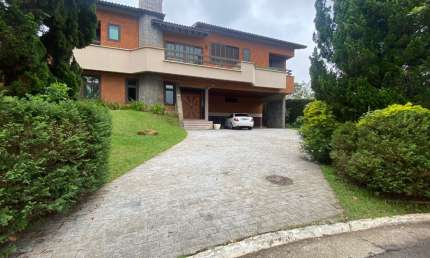 Casa para aluguel possui 586 metros quadrados com 4 quartos. Alphaville, São Paulo.