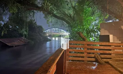 Casa exclusiva sobre o Rio Juqueriquerê com rampa para barco no Porto Novo
