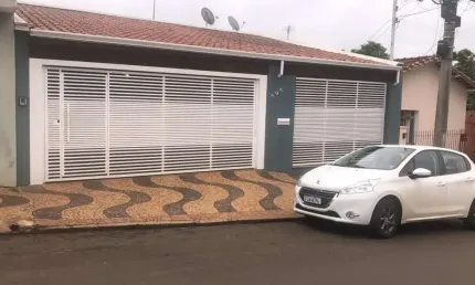 Casa para Venda em Leme, Centro, 3 dormitórios, 1 suíte, 3 banheiros, 2 vagas