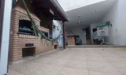 Ótima localização, casa á venda 30 m² próximo ao comércio local da região em ati