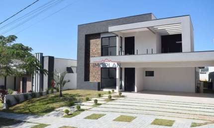 Casa térrea á venda com  305 m²bem localizada em condomínio fechado de Atibaia -