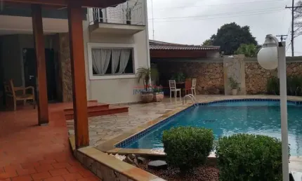 Casa á venda com 260 m² com Piscina - Vila Petrópolis - Atibaia - SP