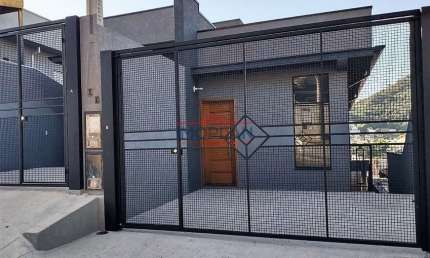 Belo sobrado em Atibaia, Jardim Maristela bairro residencial com ruas asfaltadas