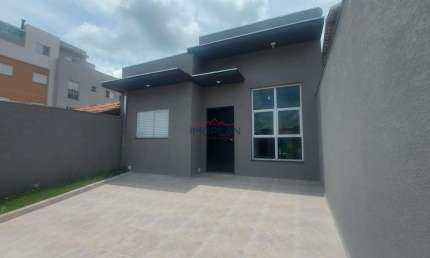 Casa à venda térrea com 130 m² com piscina em uma ótima localização em Atibaia -