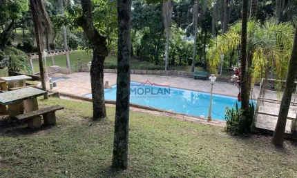 Sitio à venda com duas casas de caseiro, baia, casa sede com piscina, dois lagos
