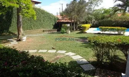 Casa em Atibaia, Localizada em  bairro residencial nobre de imóveis alto padrão,