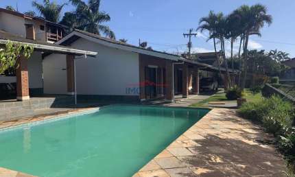 Casa  em condomínio fechado com 3 Dormitórios sendo 1 suíte e piscina  em uma ót