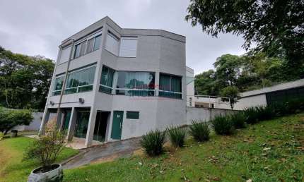 CASA COM 3 SUITES EM CONDOMINIO NA SERRA DA CANTAREIRA