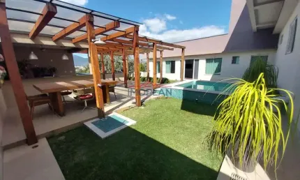 Casa à venda com  291,45 m²com piscina e churrasqueira em ótima localização em a