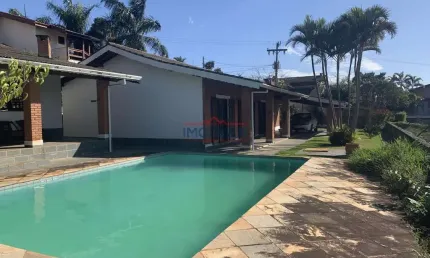 Casa  em condomínio fechado com 3 Dormitórios sendo 1 suíte e piscina  em uma ót