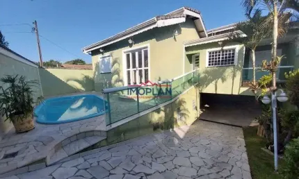 Casa à venda  com 230 m² com piscina e churrasqueira  em ótima localização em At
