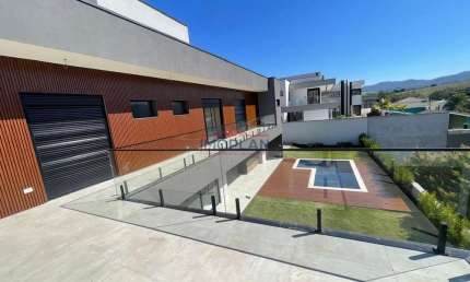 Casa à venda no Condomínio Figueira Garden, em Atibaia. Amplo imóvel com 4 suite