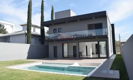 Casa à venda com 4 suítes e  piscina condomínio Figueira Garden
