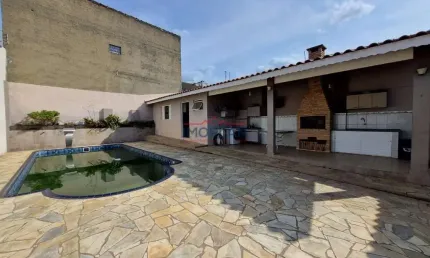 Casa a venda em Atibaia, bairro tranquilo, 3 dormitórios 1 suíte , piscina , chu