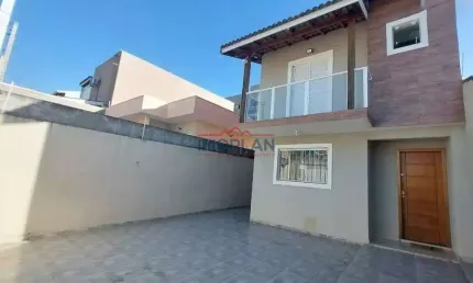 Desfrute de um sobrado moderno e completo com 2 suites, amplo quintal