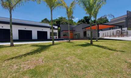 Linda casa à venda térrea 250 m² com piscina  em  condomínio fechado em Atibaia