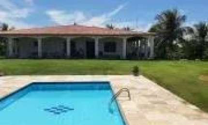 Vende - se Casa com Piscina e Terreno Amplo na Avenida Principal da Taiba