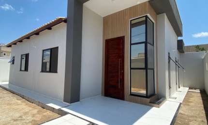 Casa plana há 4 minutos  do Centro de Eusébio / Padrão  alto .