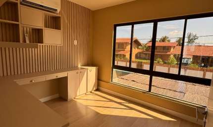 CASA EM CONDOMINIO NO PORTO DAS DUNAS HÁ POUCOS METROS DA PRAIA COM MÓVEIS PROJETADOS  E CLIMATIZADA