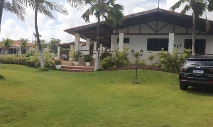 Casa com Terreno Amplo e Piscina na Colônia de Férias - Pecém