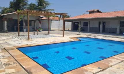 Vende - se Casa Avarandada e com Piscina no Centro de Paracuru