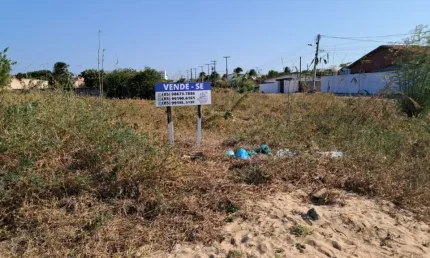 Vende - se terreno com 2.700m² e com a distância de 40m da praia