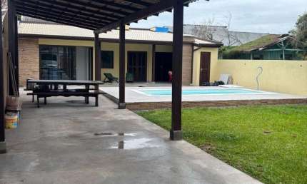 excelente residência com piscina na região central do Bal. Coroados
