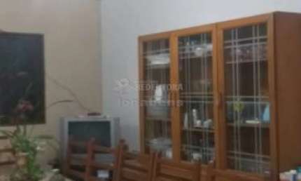 Casa com edícula locaizada no bairro Jardim Rosely.