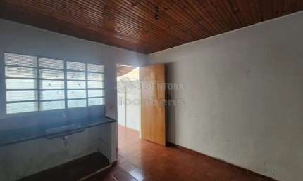 Casa de fundo em Engenheiro Schmitt com 01 dormitório.