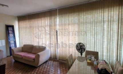 Sobrado no centro , ótima localização e com 4 vagas de garagem.