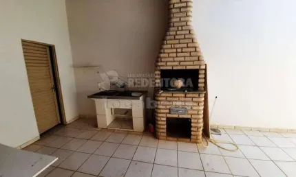 Sobrado com 3 dormitórios, churrasqueira e 1 vaga de garagem no bairro Jardim Seyon.