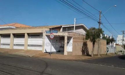 PARQUE INDUSTRIAL - Casa em esquina com 3 dorms, sendo 1 tipo apto, 2 sala ampla, boa para renda já alugada