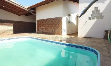 Monte Verde Casa térrea com 3 dormitórios, 02 vagas de garagem.