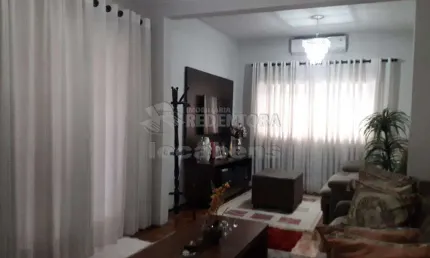Boa vista casa com 03 dormitórios, 02 vagas de garagem.