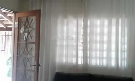 Vitória Régia - Duas Casas, na frente com 2 dorms, + uma edícula com 1 dorm, sala, coz, wc, forro em PVC, tem 2 vagas cobertas pisos em cerâmica.