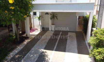 Green Village III - Casa em condomínio fechado em bom local, ZONA SUL, com boa área de lazer comum, com piscinas, salão de festas, playground, portaria com câmeras, fachada voltada para lado sombra, t